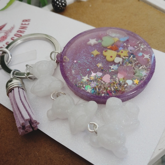 Liquid waterfall resin shaker keychain with gummy bear dangle charms - Picture 9 of 11